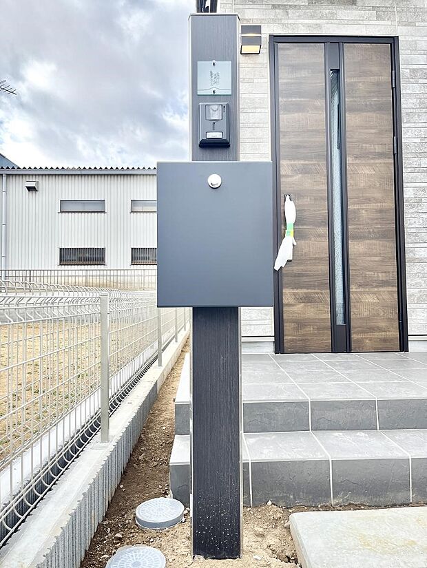 表札・インターホン・ポストをひとつに集約。エントランスになじむシンプルデザイン。