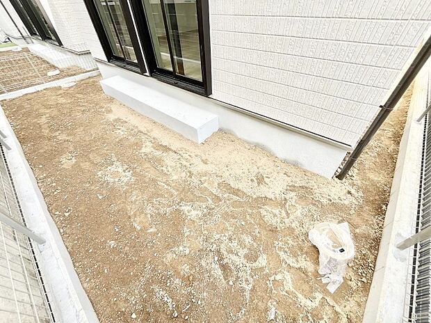 ガーデニングや家庭菜園も楽しめるお庭付き。