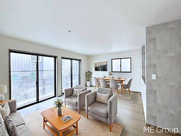 ご家族の賑やかな話し声で包まれる明るいリビング ※家具はCGです