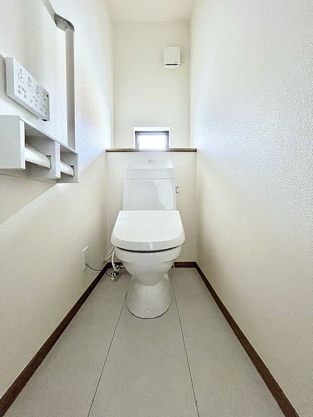 明るく清潔感のあるトイレです。