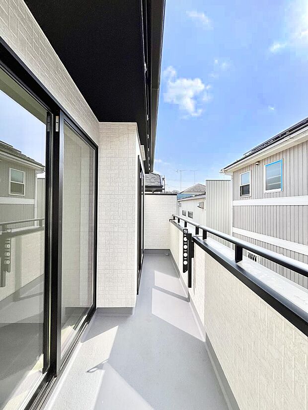 ゆったりバルコニーだから沢山お洗濯ものを干せます。