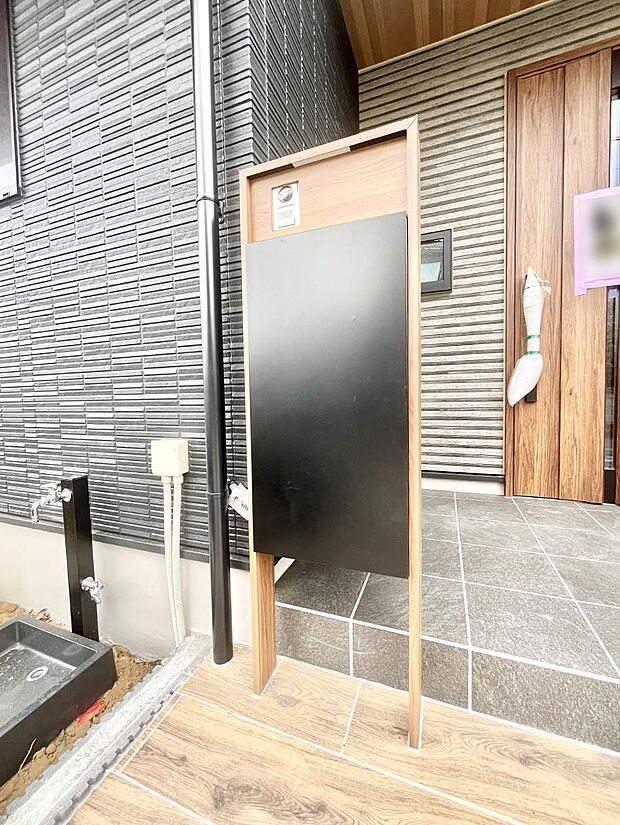 表札・インターホン・ポストをひとつに集約。エントランスになじむシンプルデザイン。