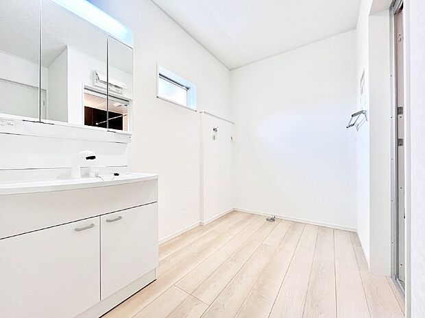 清潔感ある洗面化粧室で朝の身支度も快適