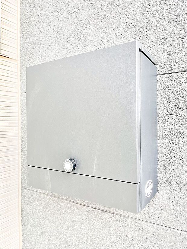 シンプルなデザインのポスト