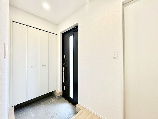 ガラススリットの入った玄関ドアが室内に光を届けてくれます