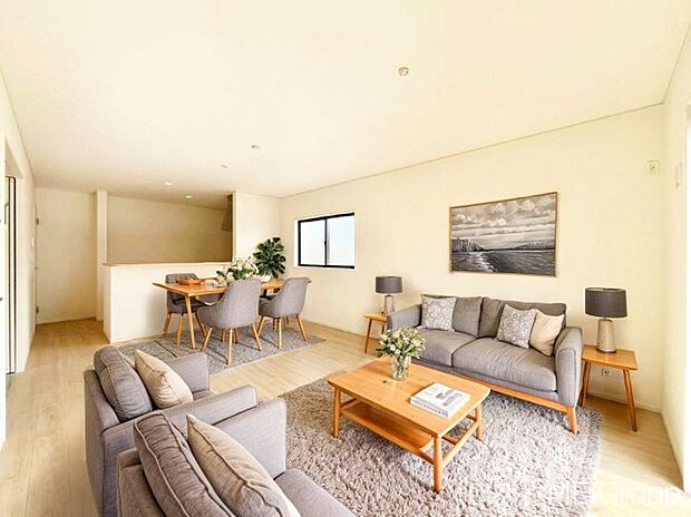 落ち着いた雰囲気のLDKは家族みんなの快適空間※家具はCGです