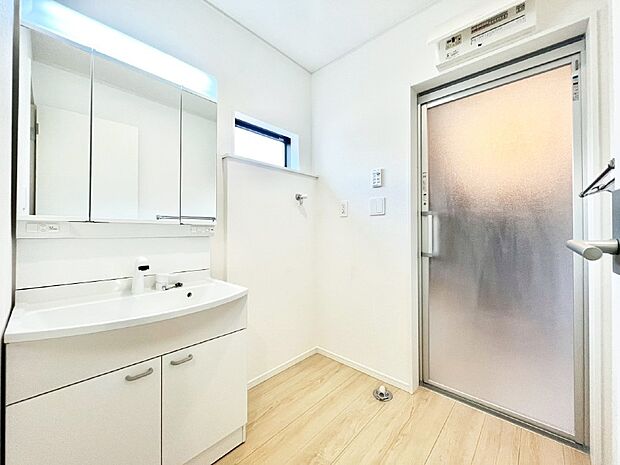 清潔感のある快適空間です。毎日の身支度も気持ち良くお使い頂けます。