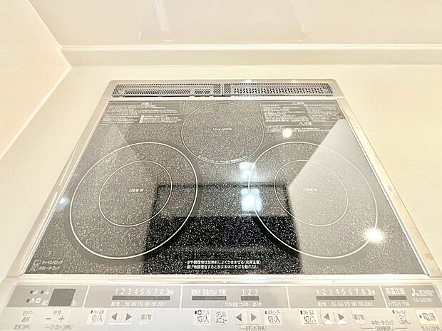 IHクッキングヒーターは天板の調理面がフラットなので調理後はサッと一拭きするだけ!