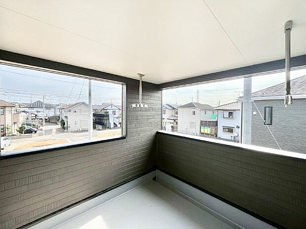 上部に屋根がかかっているので急な雨の時にも安心です。