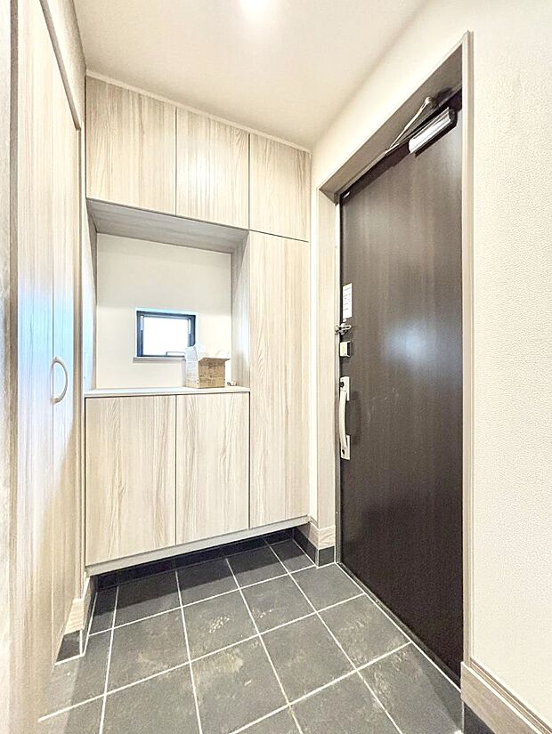 明るい玄関はお客様をお出迎えするのにぴったりです!