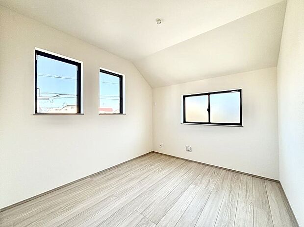 2面採光で気持ちよく自然光が取り入れられるのでお子様のお部屋にもピッタリ