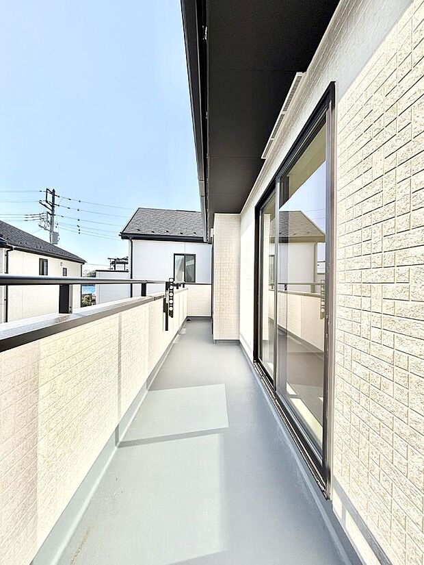 南向きのバルコニー!ご家族の洗濯物はもちろん、お布団もたっぷり干せます!