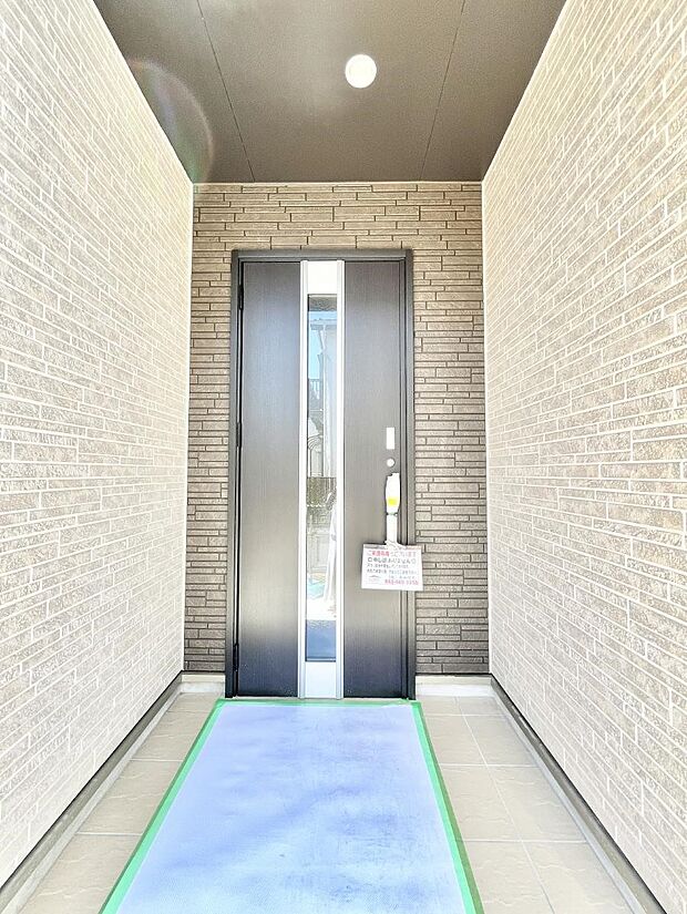 住まいの顔を演出する、玄関ドア。