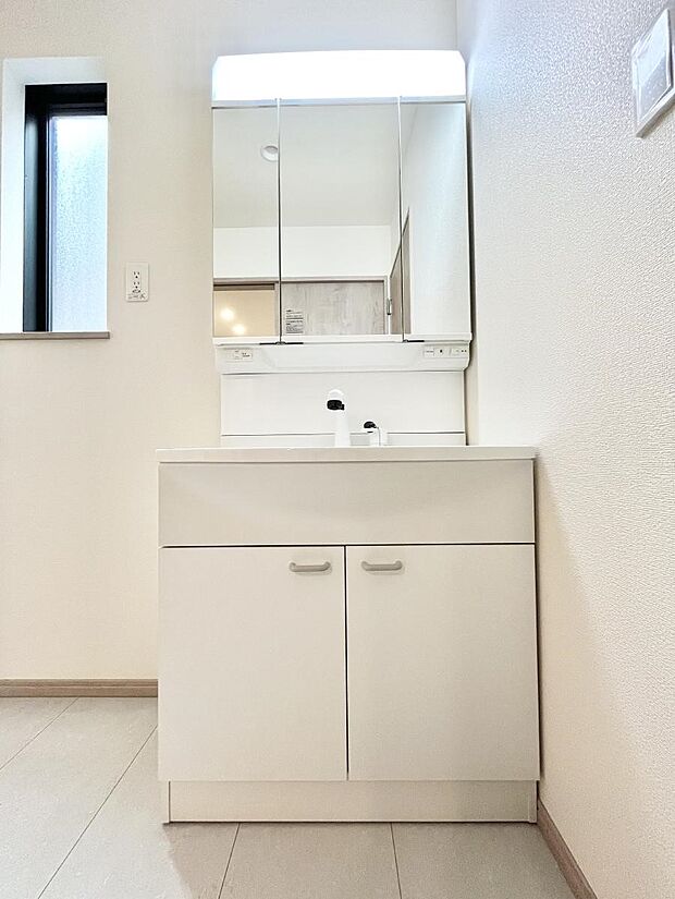 大きく見やすい三面鏡で清潔感ある洗面台は、身だしなみチェックや肌のお手入れにおすすめです。