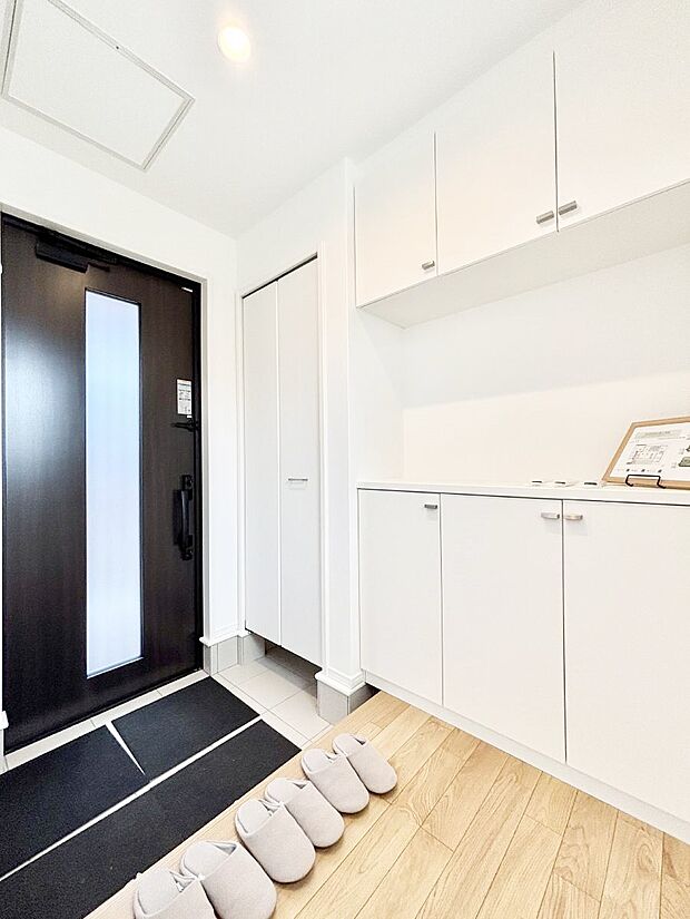 ガラススリットの入った玄関ドアが室内に光を届けてくれます