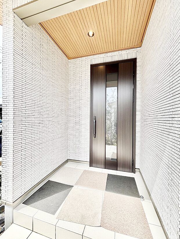 玄関前は雨が降っても濡れにくい屋根付き