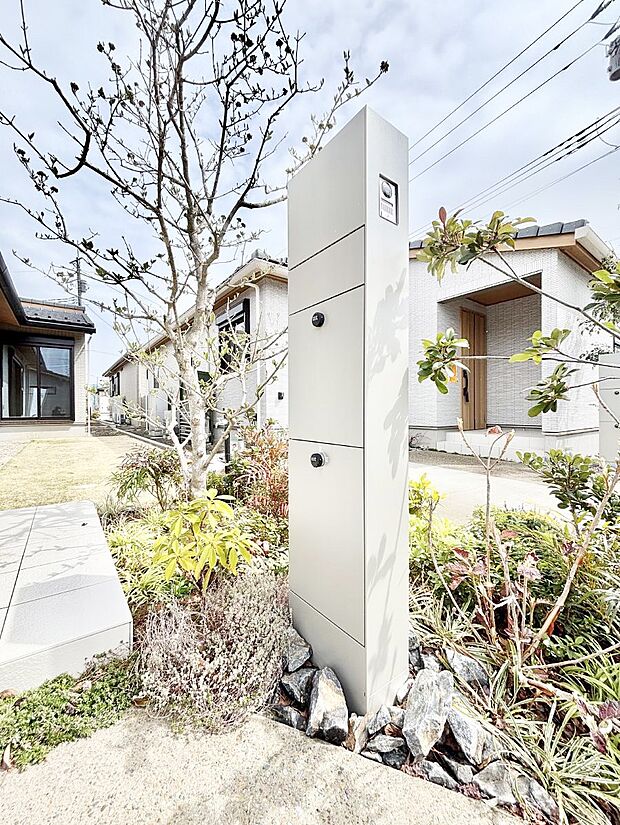 シンプルなデザインのポスト