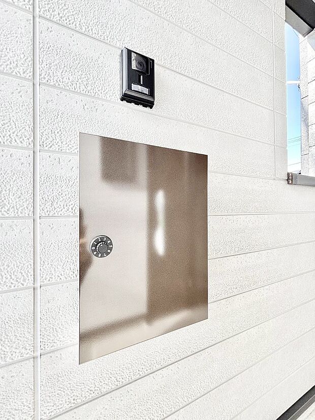 シンプルなデザインのポスト