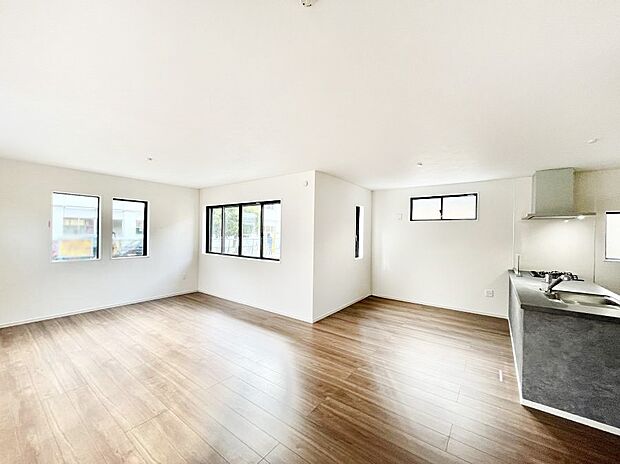 家族団らんの時間も増えそうなくつろぎのリビングダイニング。