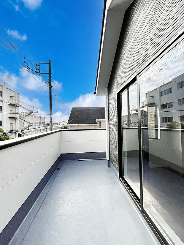 ゆったりバルコニーだから沢山お洗濯ものを干せます。