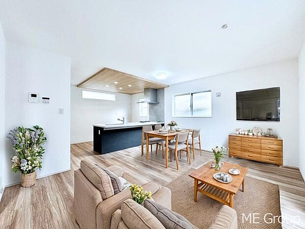 お洒落で開放感のある折り上げ天井を採用したリビング ※家具はCGです