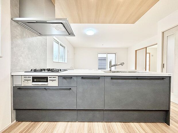 リビングを見渡せる人気のカウンターキッチン。 家族を見守りながら家事をすることができます。