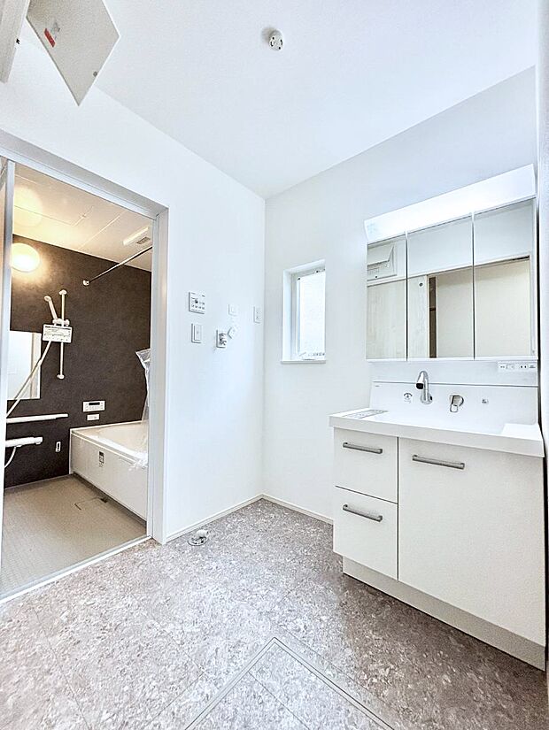 小窓がついているので湿気の多い場所でも換気が十分行えます。毎日の身支度を気持ち良く!