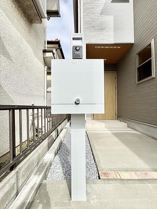 表札・インターホン・ポストをひとつに集約。エントランスになじむシンプルデザイン。