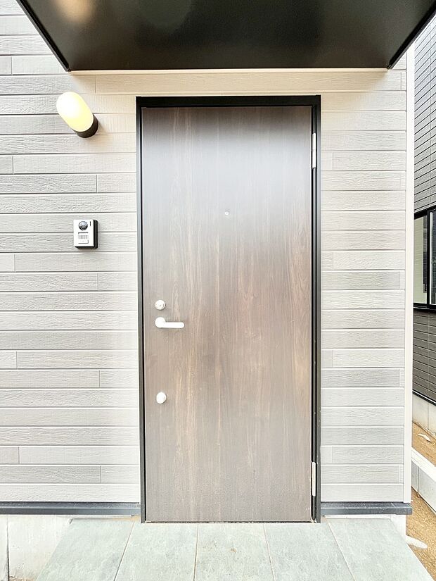 大切な家族、来客を出迎える玄関。