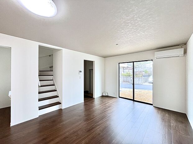 内装「ただいま」「おかえり」家族とのコミュニケーションが深まるリビングイン階段。 