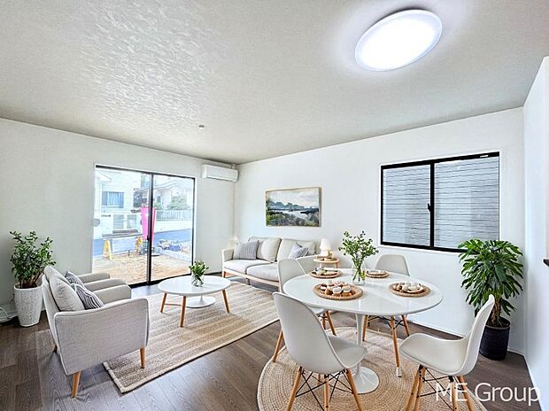 ご家族の賑やかな話し声で包まれる明るいリビング ※家具はCGです