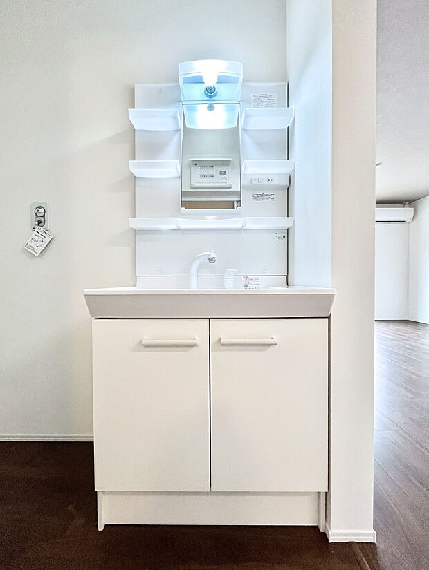 明るい洗面所は毎朝の身支度も楽しくできちゃいそうです。