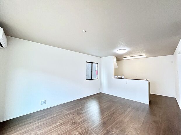 家族の笑顔が自然と生まれてくる、そんな雰囲気のダイニングに仕上がっています。