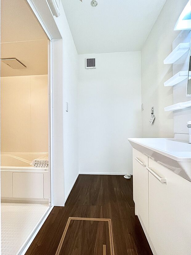 清潔感のある快適空間です。毎日の身支度も気持ち良くお使い頂けます。 