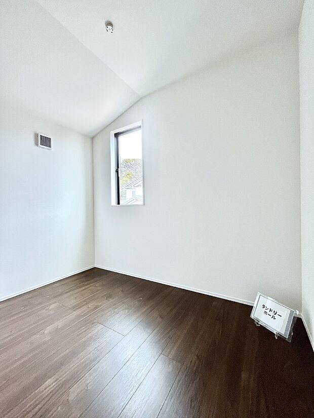 2階にあるランドリーホール。部屋干しができる広々スペース。ワークスペースや収納などアレンジが可能です。