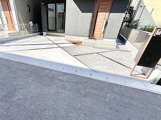 駐車2台可能!急なお客様の駐車に。また、ご家族の自転車スペースとしても大活躍。