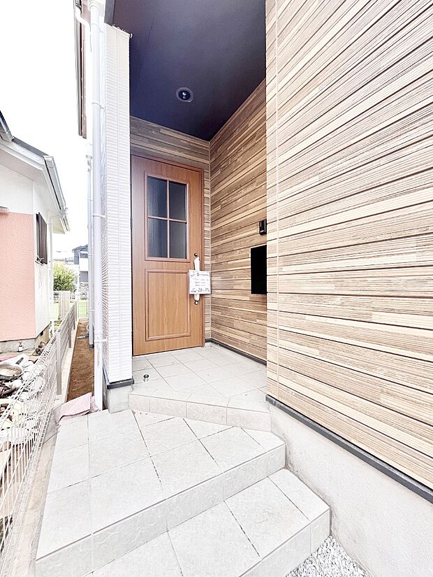 玄関前は雨が降っても濡れにくい屋根付き