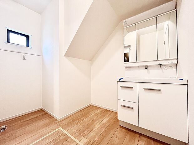 清潔感ある洗面化粧室で朝の身支度も快適