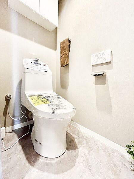 明るく清潔感のあるトイレです。
