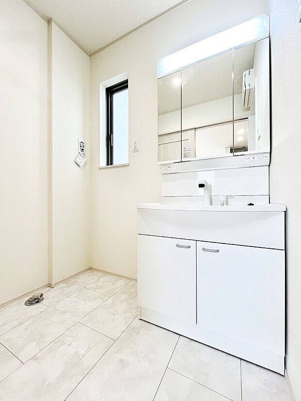 収納力と機能性に優れた洗面化粧台