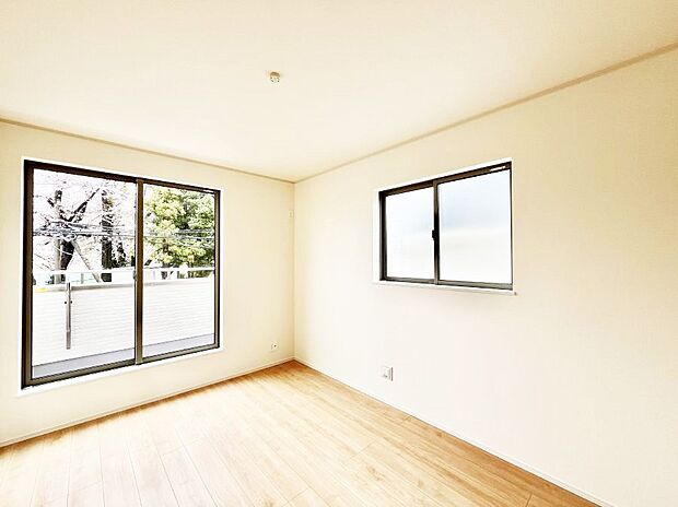 バルコニーが開放感をプラスしてくれる洋室