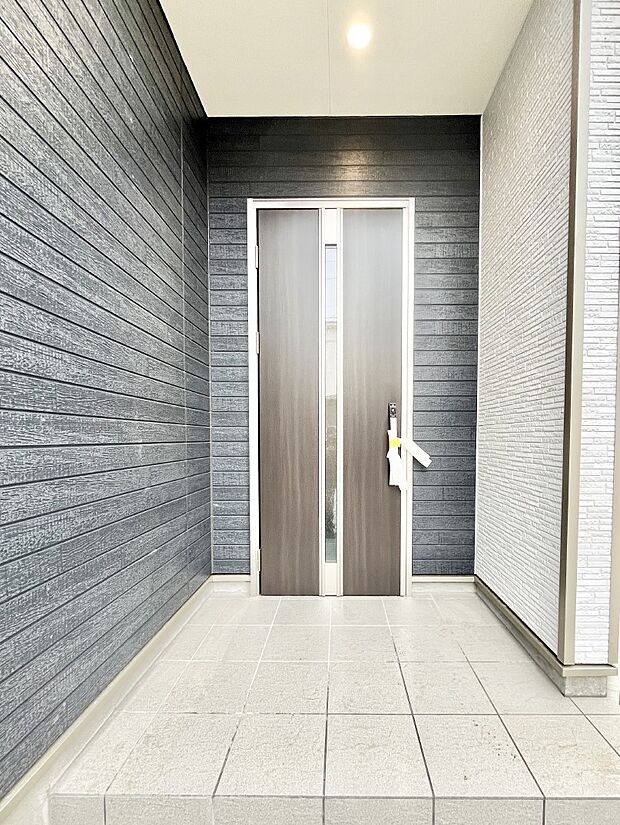 大切な家族、来客を出迎える玄関。