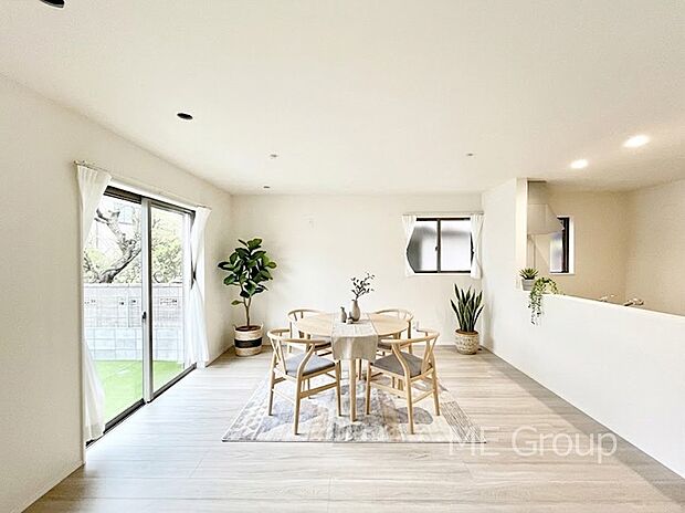 ご家族の賑やかな話し声で包まれる明るいリビング ※家具はCGです