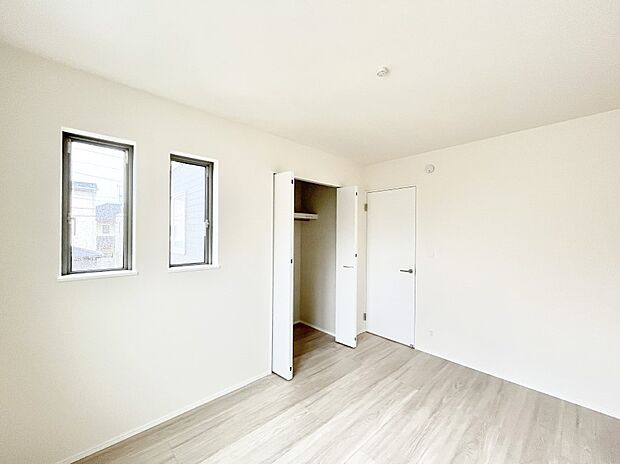 窓からのやさしい光が心地よいプライベートルーム