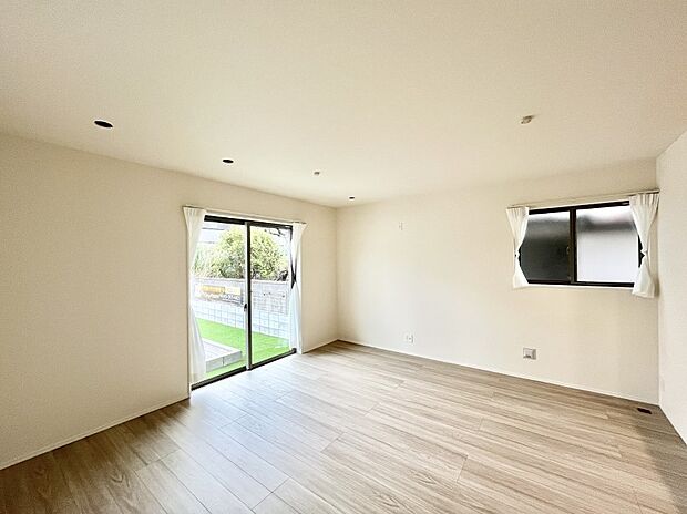 明るい陽光が注ぎ、寛ぎの雰囲気に満たされるダイニング。