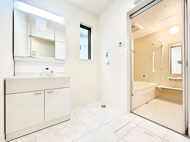 窓のある明るいランドリースペース