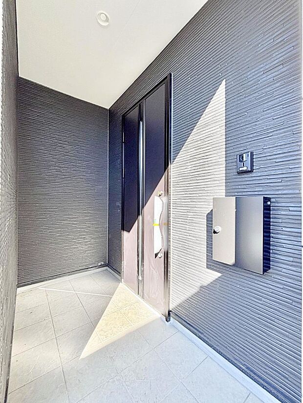 玄関前は雨が降っても濡れにくい屋根付き