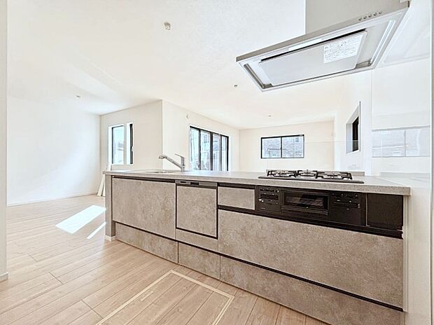 カウンター越しに楽しいおしゃべり。いつものお料理がもっと美味しくなりそうですね。 