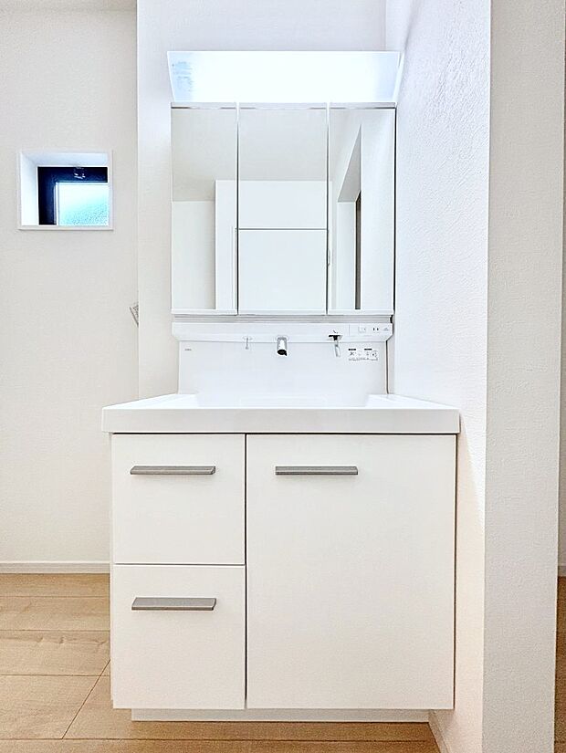 大きく見やすい三面鏡で清潔感ある洗面台は、身だしなみチェックや肌のお手入れにおすすめです。