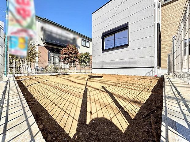 家族で楽しめる庭付きです。ガーデニングや物置を置いたり、お子様がいらっしゃるご家庭ではプールなど使い方はさまざまです。 